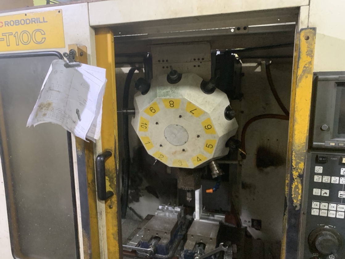 Vertical machining center machine.jpg